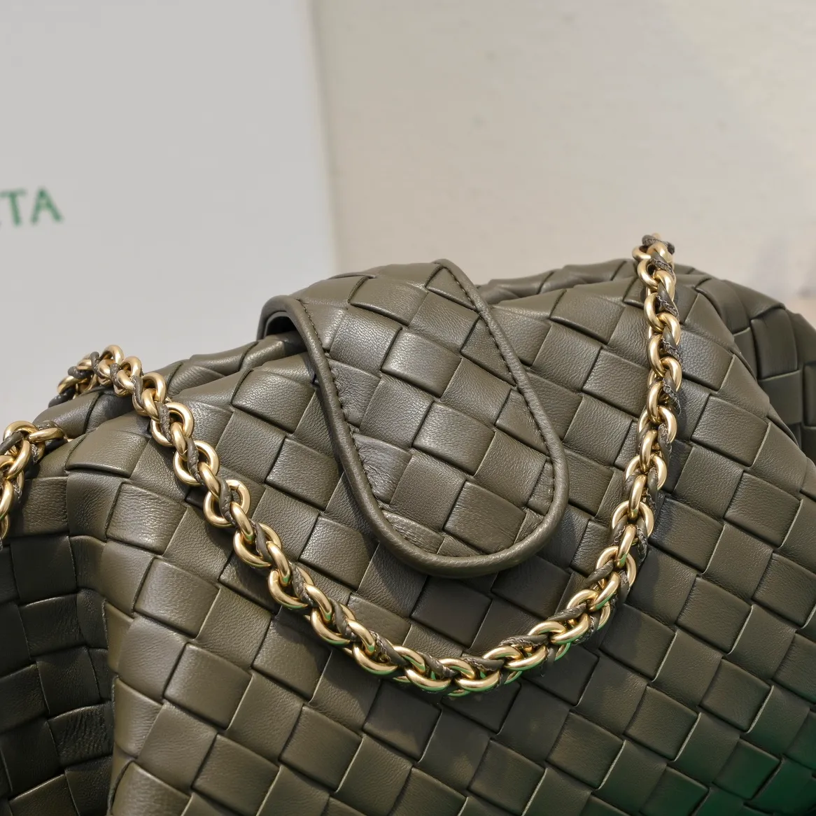 Batch 2260 Bitters Venetia 2024 summer series brings Lauren 1980 handbags back to the public eye. The design of the bag is inspired by ancient Roman architecture. It uses the brand's iconic Intrecciato lambskin woven bag body with a hard frame. No logo can be seen on the whole bag. It is equipped with a leather woven metal chain. When using it as a clutch, just put the chain directly in the bag ~ showing an elegant and timeless style. Decades later, when Lauren Hutton once again walked on the Bottega Venetia spring and summer show with this bag, the charm of the year still remains intact despite the passage of time. Size: 31.5*16.5*11 Style number: 5807#